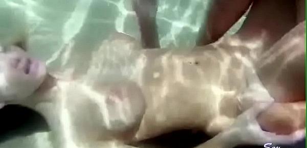  sex underwater. Anyone know her name